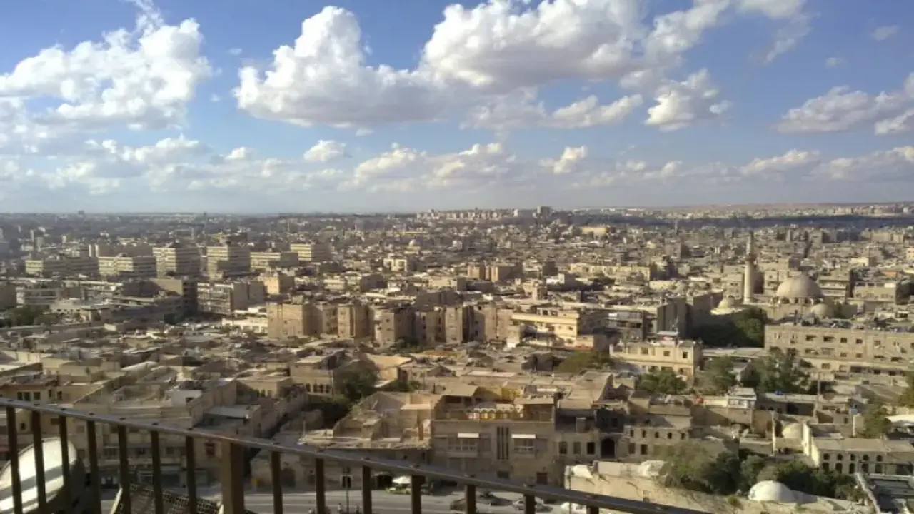 تحسن الأجواء في المنطقة من حارة نسبياً إلى حارة خلال الأيام المقبلة